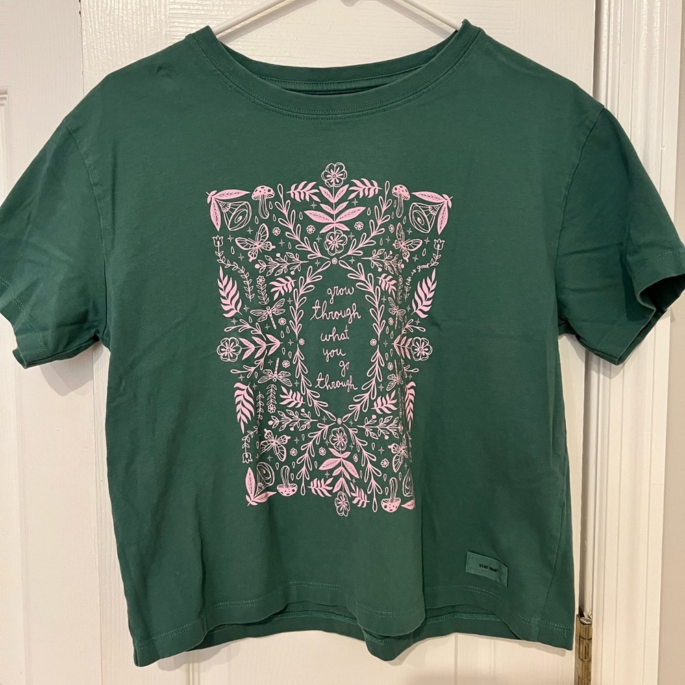 Women’s cropped graphic t shirt. Size small.